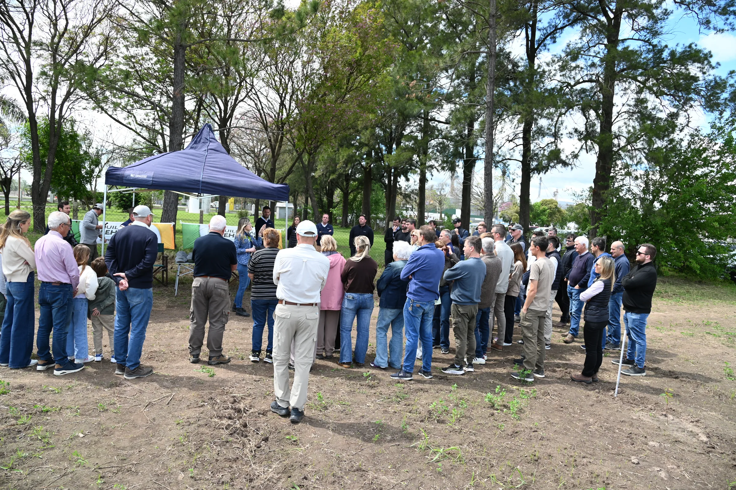 La Cooperativa Guillermo Lehmann inauguró en Pilar su tercera Reserva Forestal, en una jornada que tuvo como protagonistas a sus asociados y sus familias, quienes participaron de la plantación de nuevos ejemplares en un predio de dos hectáreas. La actividad se desarrolló como parte del Plan de Celebración por el 75° aniversario de la institución, una agenda de iniciativas que comenzó el pasado 21 de mayo y que busca compartir este año especial con las personas, organizaciones y comunidades que forman parte de la historia de la Lehmann. Bajo la consigna “Un árbol por cada socio”, se implantaron 2.200 eucaliptos clones, especies que se caracterizan por su importante capacidad de captura de carbono. La propuesta constituye una nueva acción dentro de la estrategia de sustentabilidad de la entidad, que contempla las dimensiones ambiental, económica y social. El encuentro comenzó con las palabras de bienvenida del Presidente de la Cooperativa, Emmanuel Pietrobón, quien recibió a los productores de la región, integrantes de distintas familias, exconsejeros y colaboradores que se acercaron para acompañar esta iniciativa. Uno de los aspectos más destacados fue el ambiente familiar que se generó durante la plantación. En algunos casos, tres generaciones de una misma familia, desde abuelos hasta nietos, compartieron la experiencia de plantar un árbol, dejando una imagen que reflejó especialmente el espíritu de esta celebración. De esta manera, el concepto “Generación con generación”, que acompaña el aniversario institucional, encontró una expresión concreta. Cada ejemplar representa el reconocimiento a quienes contribuyeron al desarrollo de la Cooperativa y la posibilidad de proyectar ese legado hacia quienes continuarán construyendo su futuro. La jornada también contó con la participación de la Dra. Jonicélia Araujo, Directora de la cátedra y Coordinadora de Programas y Relaciones Institucionales de la Facultad de Ciencias Agrarias de la Universidad Nacional del Litoral (FCA-UNL), quien estuvo acompañada por profesionales de esa casa de estudios. Durante la actividad, los especialistas brindaron explicaciones sobre las características de las especies implantadas, su desarrollo y el aporte ambiental esperado. Esta participación dio continuidad al trabajo técnico que la Cooperativa viene realizando junto a la Universidad, aprovechando los conocimientos y las experiencias adquiridas en proyectos anteriores. Tres Reservas Forestales, un compromiso que continúa creciendo La inauguración de este nuevo espacio representa otro paso en un recorrido que la Lehmann comenzó en 2021, con la Reserva Forestal de San Agustín, donde se implantaron 4.900 árboles. En 2024, en el marco de los 25 años del Grupo Juvenil, se concretó la segunda experiencia en Pilar, con la creación de la Reserva Forestal 25 Años de la Juventud, integrada por 1.980 ejemplares. Allí se utilizaron eucaliptos clones, las mismas especies elegidas para esta tercera iniciativa. Con la incorporación del nuevo predio, la Cooperativa alcanza 9.080 árboles implantados en sus tres reservas forestales, consolidando un proceso que combina acciones ambientales, seguimiento profesional y aprendizaje continuo. Estos proyectos forman parte de una mirada institucional que busca impulsar prácticas responsables y generar aportes concretos a los territorios donde la Lehmann desarrolla su actividad. Una celebración compartida con quienes construyen nuestra historia La inauguración tuvo un significado particular dentro de los festejos por los 75 años de la Cooperativa. En esta oportunidad, la celebración estuvo centrada en los asociados, quienes desde hace generaciones sostienen y dan sentido a la organización. Ver a productores junto a sus hijos y nietos, compartiendo una actividad vinculada al cuidado del ambiente, permitió reflejar uno de los propósitos de este aniversario. Celebrar junto a otros, reconociendo el camino recorrido y generando acciones que permanezcan en el tiempo. Los árboles que comenzaron a crecer en Pilar serán parte del paisaje de la comunidad durante los próximos años. También quedará el recuerdo de quienes participaron de su plantación y podrán regresar, con el paso del tiempo, para observar su desarrollo. Con esta tercera Reserva Forestal, la Lehmann sumó una nueva acción a su Plan de Celebración en Red, reafirmando una manera de entender el cooperativismo que integra a las personas, fortalece los vínculos y promueve proyectos compartidos. 75 años. Generación con generación. Un árbol por cada socio. Una huella que plantamos juntos y que queremos ver crecer.