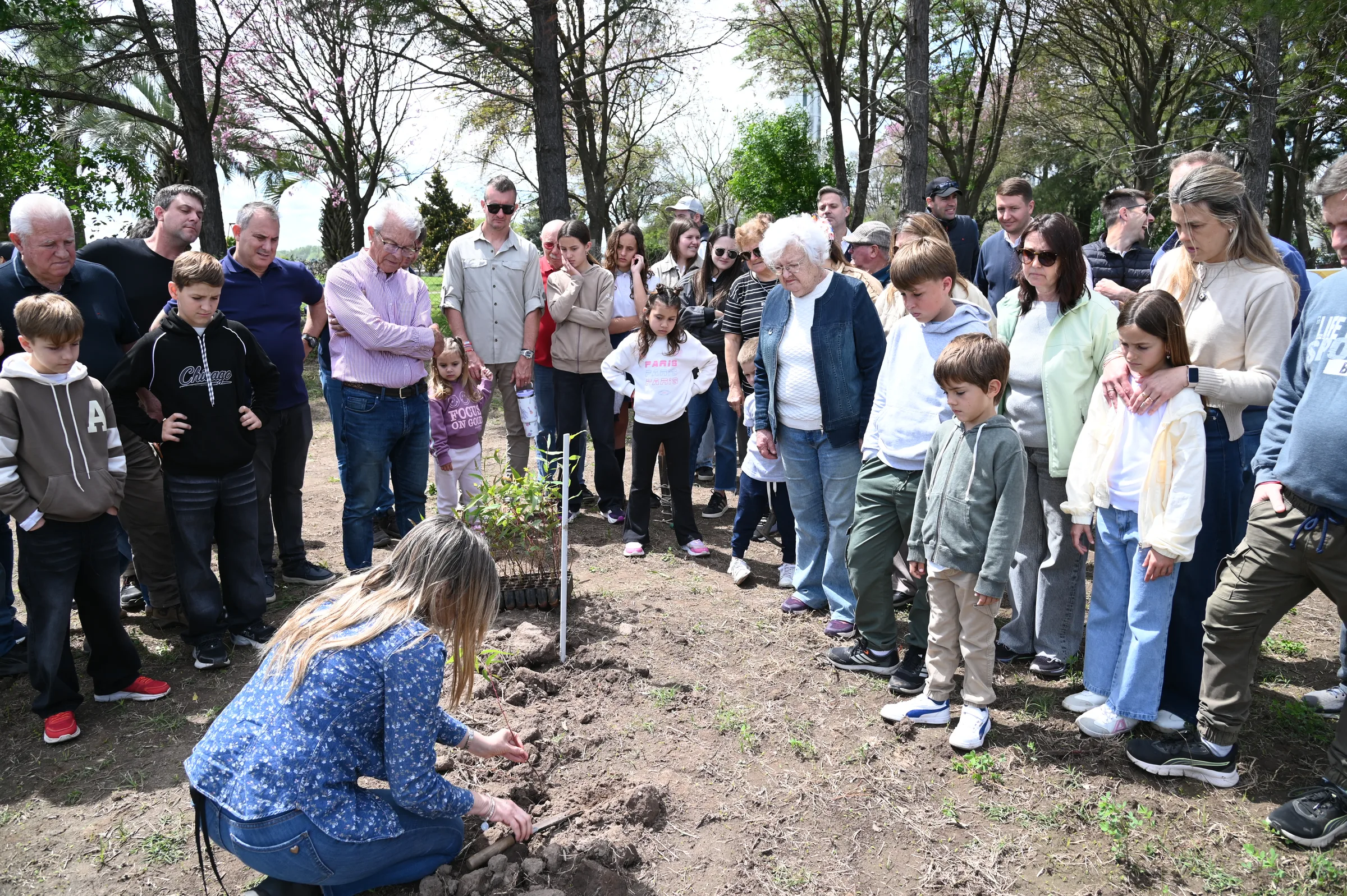 En el marco de su 75° aniversario, la Cooperativa implantó 2.200 árboles bajo la consigna “Un árbol por cada socio”. La jornada reunió a productores, familias de distintas generaciones, exconsejeros y colaboradores, como parte de su Plan de Celebración en Red.