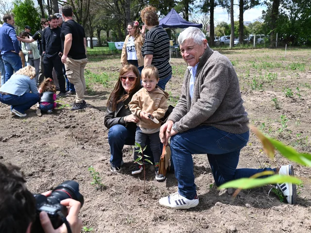 La Cooperativa Guillermo Lehmann inauguró en Pilar su tercera Reserva Forestal, en una jornada que tuvo como protagonistas a sus asociados y sus familias, quienes participaron de la plantación de nuevos ejemplares en un predio de dos hectáreas.  La actividad se desarrolló como parte del Plan de Celebración por el 75° aniversario de la institución, una agenda de iniciativas que comenzó el pasado 21 de mayo y que busca compartir este año especial con las personas, organizaciones y comunidades que forman parte de la historia de la Lehmann.  Bajo la consigna “Un árbol por cada socio”, se implantaron 2.200 eucaliptos clones, especies que se caracterizan por su importante capacidad de captura de carbono. La propuesta constituye una nueva acción dentro de la estrategia de sustentabilidad de la entidad, que contempla las dimensiones ambiental, económica y social.  El encuentro comenzó con las palabras de bienvenida del Presidente de la Cooperativa, Emmanuel Pietrobón, quien recibió a los productores de la región, integrantes de distintas familias, exconsejeros y colaboradores que se acercaron para acompañar esta iniciativa.  Uno de los aspectos más destacados fue el ambiente familiar que se generó durante la plantación. En algunos casos, tres generaciones de una misma familia, desde abuelos hasta nietos, compartieron la experiencia de plantar un árbol, dejando una imagen que reflejó especialmente el espíritu de esta celebración.  De esta manera, el concepto “Generación con generación”, que acompaña el aniversario institucional, encontró una expresión concreta. Cada ejemplar representa el reconocimiento a quienes contribuyeron al desarrollo de la Cooperativa y la posibilidad de proyectar ese legado hacia quienes continuarán construyendo su futuro.  La jornada también contó con la participación de la Dra. Jonicélia Araujo, Directora de la cátedra y Coordinadora de Programas y Relaciones Institucionales de la Facultad de Ciencias Agrarias de la Universidad Nacional del Litoral (FCA-UNL), quien estuvo acompañada por profesionales de esa casa de estudios.  Durante la actividad, los especialistas brindaron explicaciones sobre las características de las especies implantadas, su desarrollo y el aporte ambiental esperado. Esta participación dio continuidad al trabajo técnico que la Cooperativa viene realizando junto a la Universidad, aprovechando los conocimientos y las experiencias adquiridas en proyectos anteriores.  Tres Reservas Forestales, un compromiso que continúa creciendo  La inauguración de este nuevo espacio representa otro paso en un recorrido que la Lehmann comenzó en 2021, con la Reserva Forestal de San Agustín, donde se implantaron 4.900 árboles.  En 2024, en el marco de los 25 años del Grupo Juvenil, se concretó la segunda experiencia en Pilar, con la creación de la Reserva Forestal 25 Años de la Juventud, integrada por 1.980 ejemplares. Allí se utilizaron eucaliptos clones, las mismas especies elegidas para esta tercera iniciativa.  Con la incorporación del nuevo predio, la Cooperativa alcanza 9.080 árboles implantados en sus tres reservas forestales, consolidando un proceso que combina acciones ambientales, seguimiento profesional y aprendizaje continuo.  Estos proyectos forman parte de una mirada institucional que busca impulsar prácticas responsables y generar aportes concretos a los territorios donde la Lehmann desarrolla su actividad.  Una celebración compartida con quienes construyen nuestra historia  La inauguración tuvo un significado particular dentro de los festejos por los 75 años de la Cooperativa. En esta oportunidad, la celebración estuvo centrada en los asociados, quienes desde hace generaciones sostienen y dan sentido a la organización.  Ver a productores junto a sus hijos y nietos, compartiendo una actividad vinculada al cuidado del ambiente, permitió reflejar uno de los propósitos de este aniversario. Celebrar junto a otros, reconociendo el camino recorrido y generando acciones que permanezcan en el tiempo.  Los árboles que comenzaron a crecer en Pilar serán parte del paisaje de la comunidad durante los próximos años. También quedará el recuerdo de quienes participaron de su plantación y podrán regresar, con el paso del tiempo, para observar su desarrollo.  Con esta tercera Reserva Forestal, la Lehmann sumó una nueva acción a su Plan de Celebración en Red, reafirmando una manera de entender el cooperativismo que integra a las personas, fortalece los vínculos y promueve proyectos compartidos.  75 años. Generación con generación.  Un árbol por cada socio. Una huella que plantamos juntos y que queremos ver crecer.